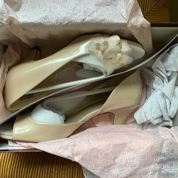 Bandolino Pemberly Women’s Nude Heels - Size 6 - Picture 8 of 12